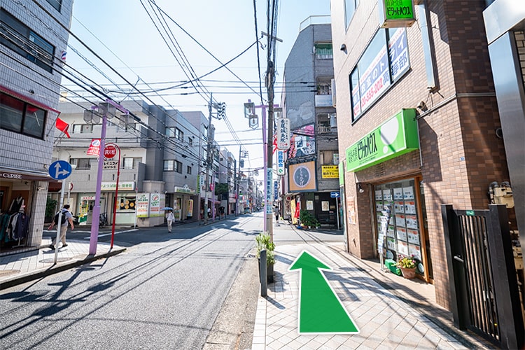 歩道を道なりに進みます