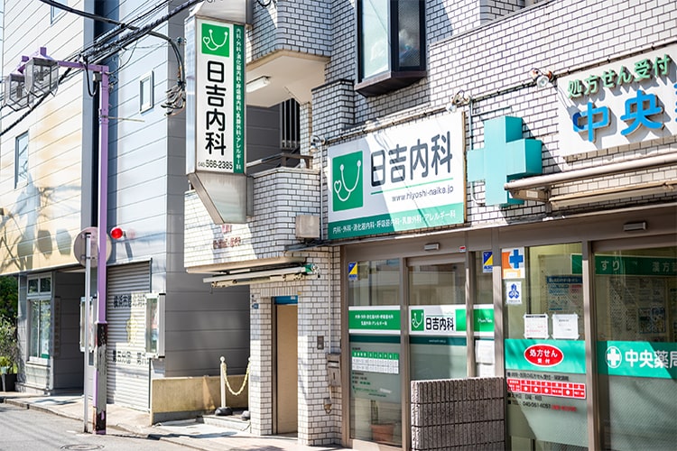 道なりに進むと右手に当院がございます